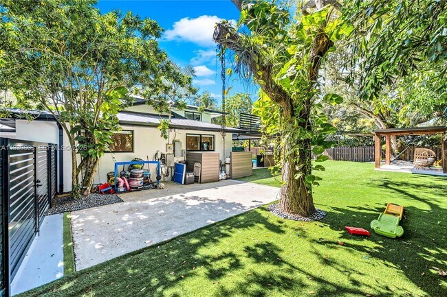 Building Photo - 11340 SW 74th Ct