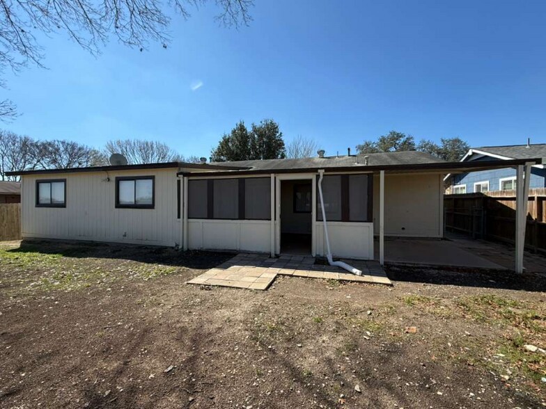 Building Photo - 164 Lost Forest St