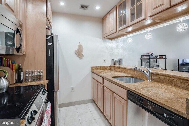 Building Photo - 1601 Spring Garden St