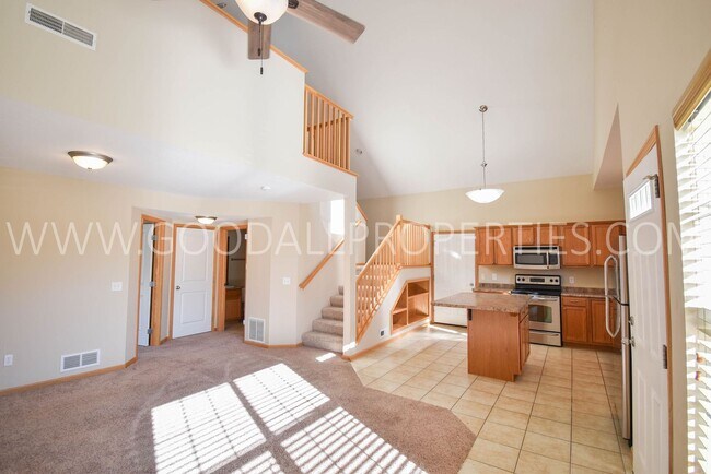 Building Photo - 1.5 Story 3-Bedroom Townhome with First-Fl...