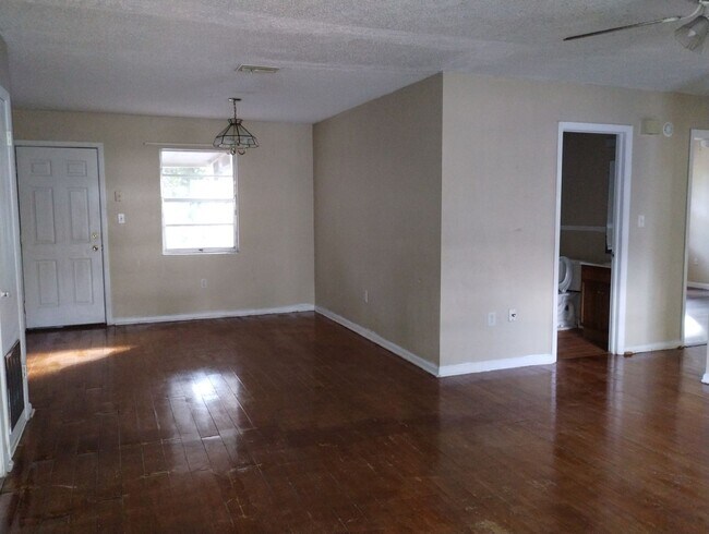 Building Photo - 20056 Suncrest Dr