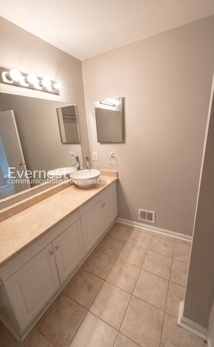 Building Photo - 3 Bed/3.5 Bath Townhome with Fenced Yard / Available Now!