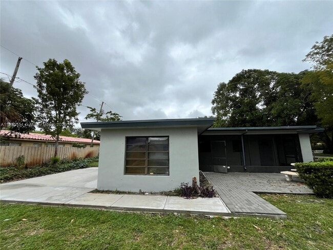 Building Photo - $3,000MONTHLY;1608 S 19TH AVE #HOUSE HOLLY...