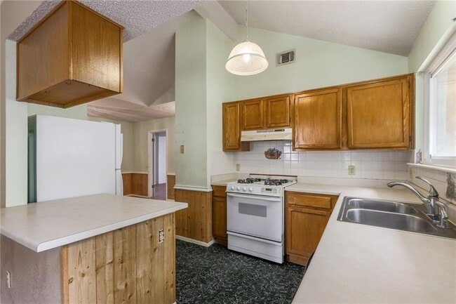 Building Photo - 16821 Whitebrush Loop
