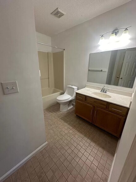 Building Photo - 102 Lullwater Dr