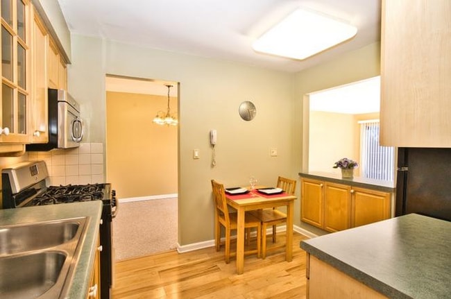 Building Photo - 5200 Carriage Way Dr