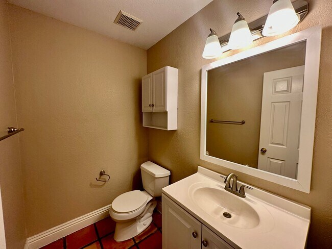 Building Photo - Bright 2nd floor Condo in Rolando near SDS...