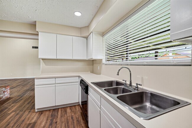 Building Photo - 711 Leicester Ln