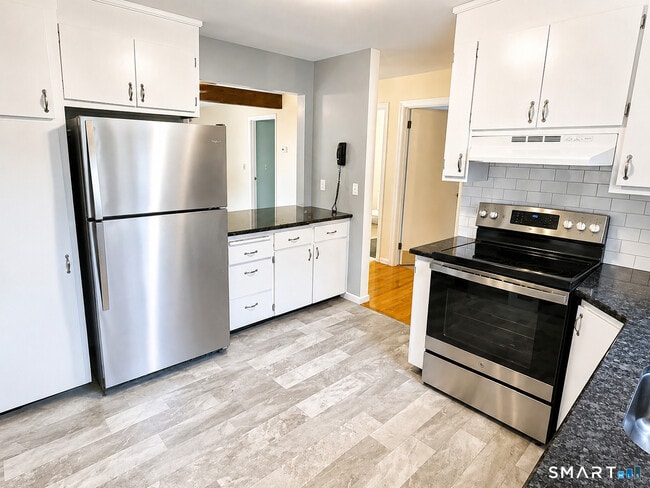 Building Photo - 501 Summer Hill Dr