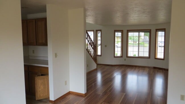 Building Photo - Spacious 4 Bedroom Home in North Corvallis Cul-de-Sac