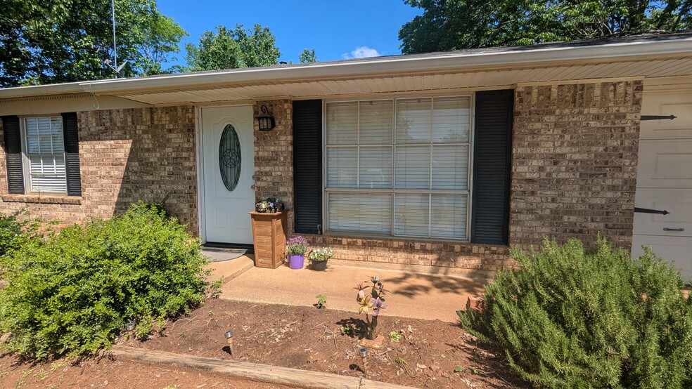 Building Photo - 1511 Milam Dr