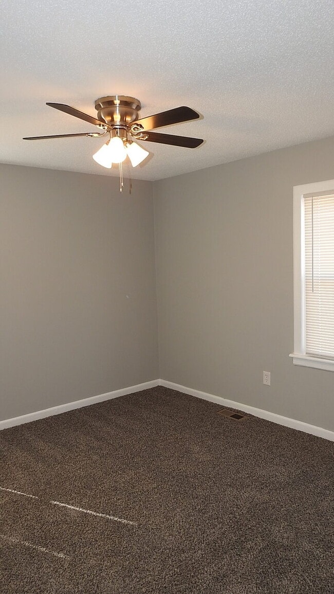 Building Photo - Cozy 3 bedrooms and 2 full baths home located on Holt Lane in Kansas City, KS