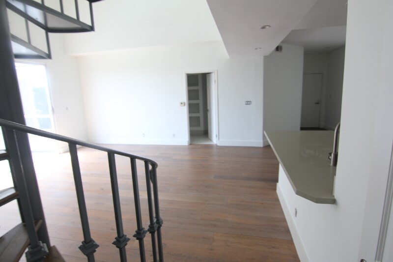 Building Photo - 884 Palm Ave