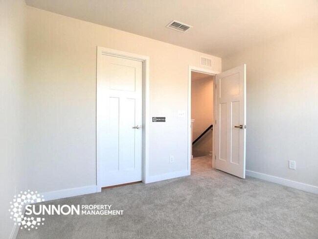Building Photo - Beautiful 4 Story Townhome in South Charlotte!