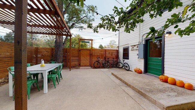 Gated yard with patio and outdoor dining - 2304 Pine Street