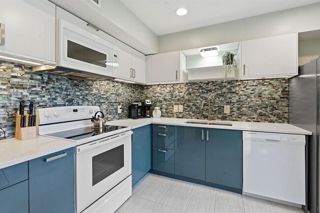 Building Photo - 112 World of Tennis Sq