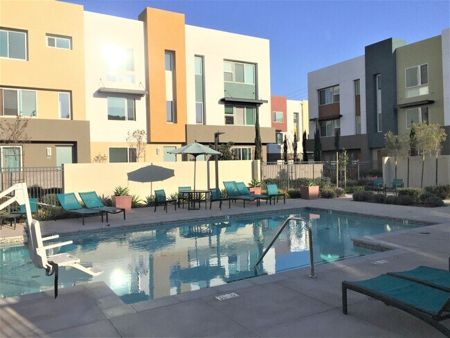 Building Photo - *** $1000 Move in Special*** Completely upgraded large townhome with solar!!