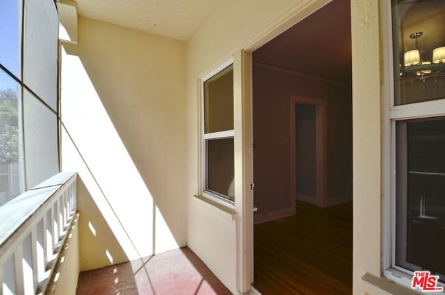Building Photo - 2021 N Vermont Ave