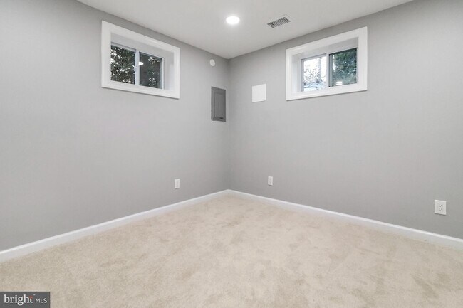 Building Photo - 6621 Hallwood Ave