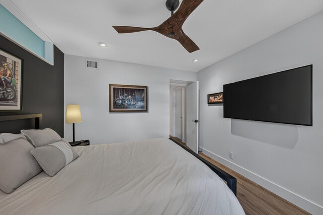 Building Photo - 6515 Bay Club Dr