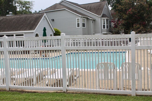 Building Photo - 2BD/ 2BA Condo with New Carpet & Community Pool!