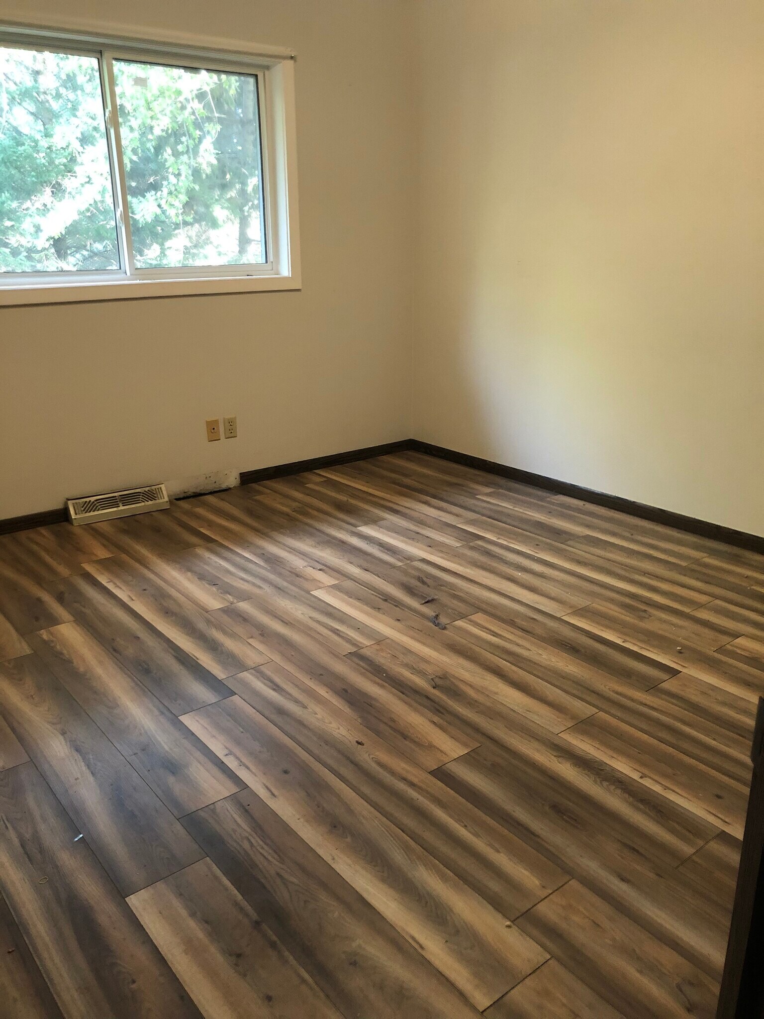 Building Photo - 323 Allan Ave