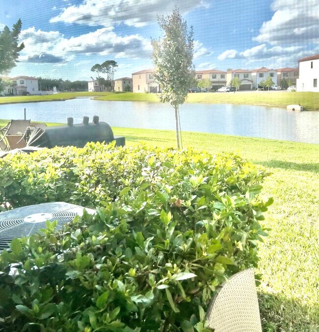 Building Photo - 3016 King Palm Way