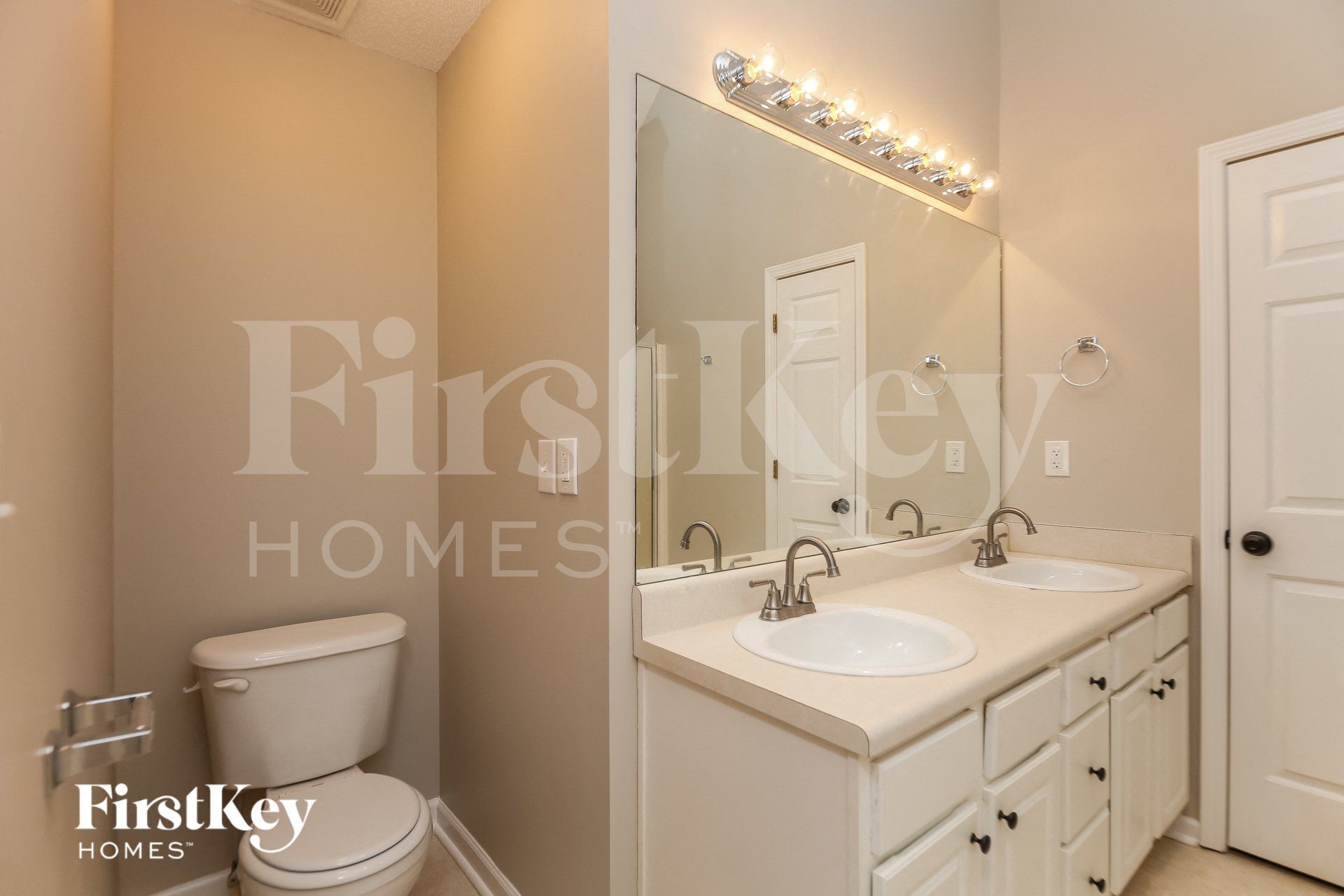 Building Photo - 136 Four Oaks Dr