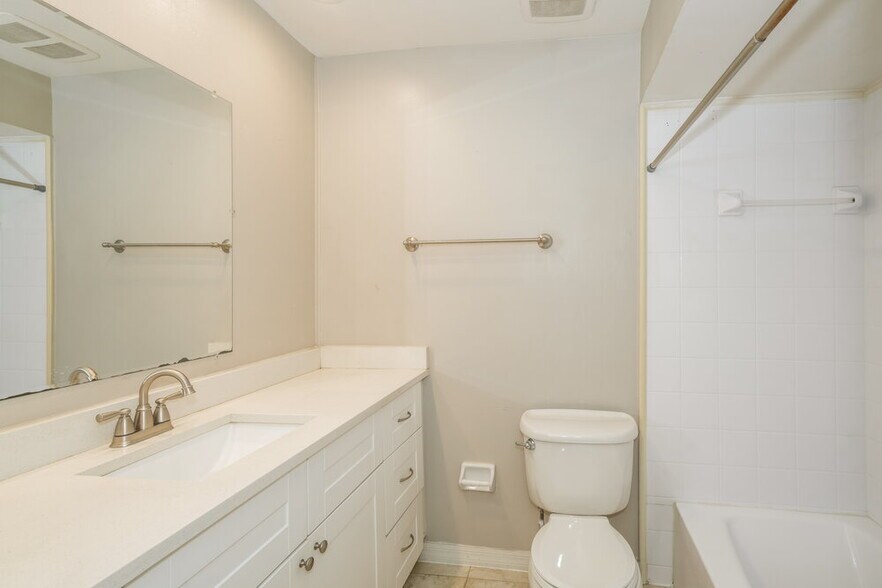 Building Photo - 15709 Squirrel Tree Pl