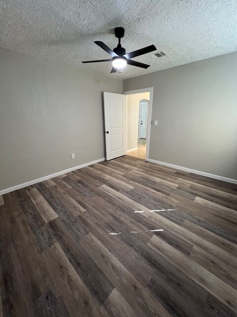Building Photo - 1205 W Wrenway Ave