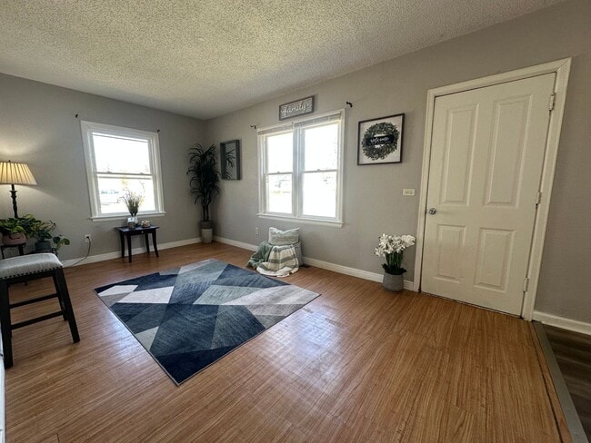 Building Photo - 2 bedroom, 1 bath home for rent in Evansdale