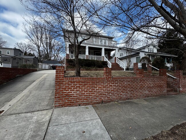 Building Photo - NEWLY RENOVATED EXPANSIVE 5BD 4BA BRIGHTWOOD HOME