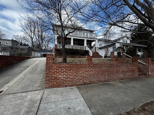 Building Photo - RENOVATED EXPANSIVE 5BD 4BA BRIGHTWOOD HOME