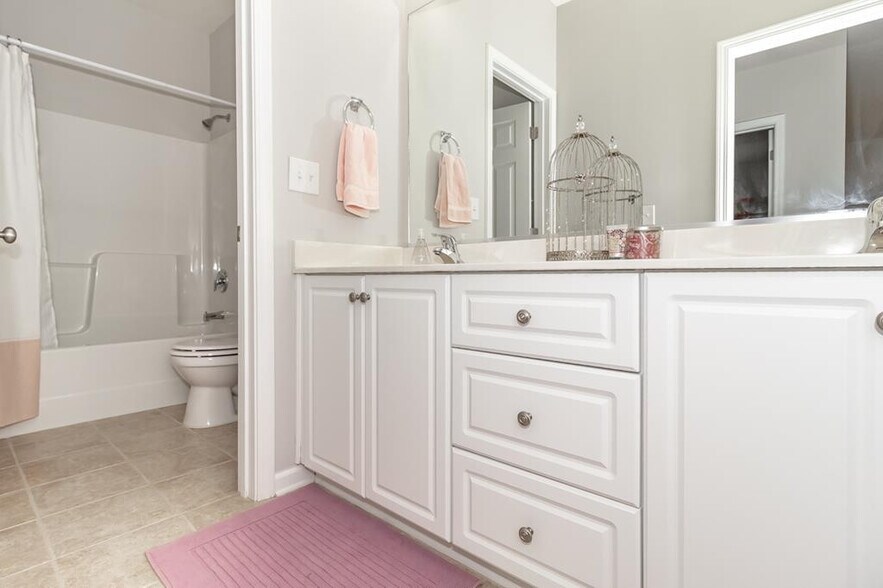 Upstairs bathroom - 434 Bowen Fls
