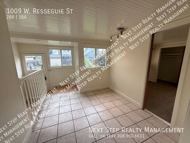 Building Photo - 1009 W Resseguie St