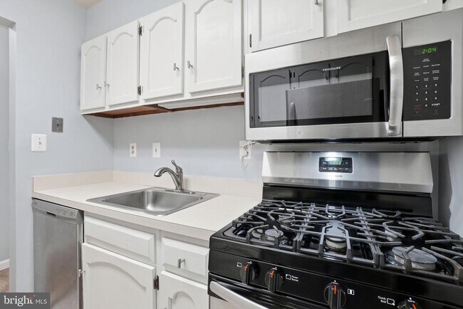 Building Photo - 5902 Cove Landing Rd