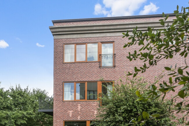 Building Photo - 1442 Dresden Dr