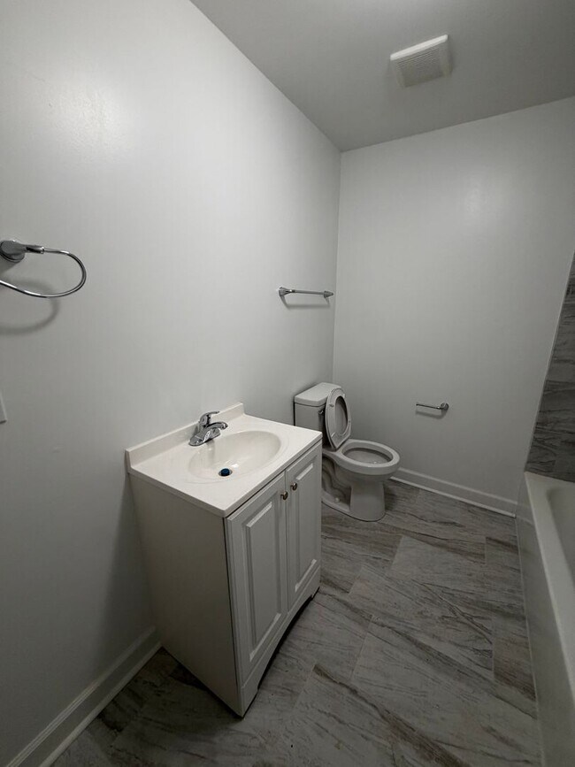 Building Photo - 3482 Lamphier Ave
