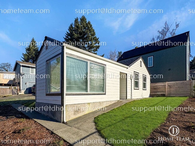Building Photo - "Charming 3-Bed, 2-Bath Oasis in Seattle's Heart – Cozy 1040 Sq Ft Haven!"