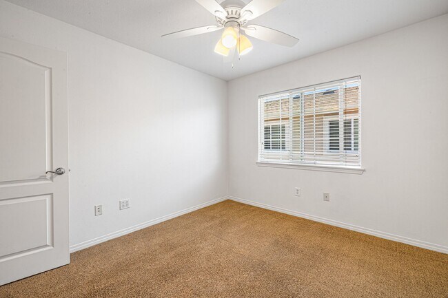 Building Photo - 3-Bedroom Townhome in Gated Bay Harbor