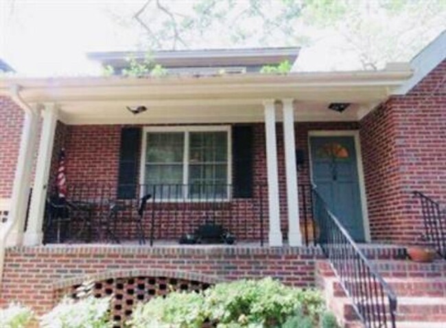 Building Photo - 2 Bedroom/2 Bath Duplex Available Across F...