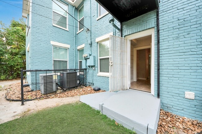 Building Photo - 2817 Truxillo St