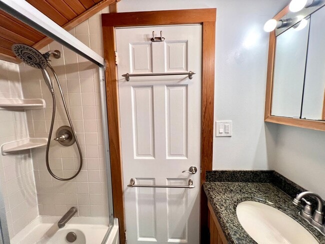 Building Photo - Sewickley - 3 Bedroom 2 Bathroom - Charmin...