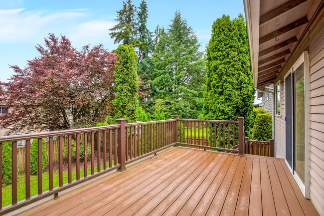 Building Photo - 4 Bedroom 3 Bath Split Level Kirkland