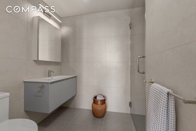 Building Photo - 404 E 76th St