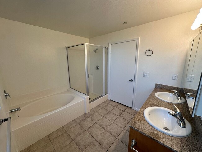 Building Photo - Spacious 2bed2bath Newly Renovated condo, Ready got Move In! adjacent to Warner Center/Woodland H...