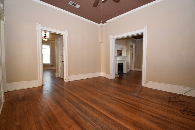 Building Photo - Large Centrally Located Home