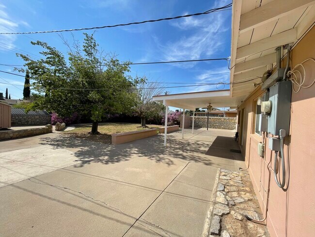 Building Photo - 2712 Hawick Rd