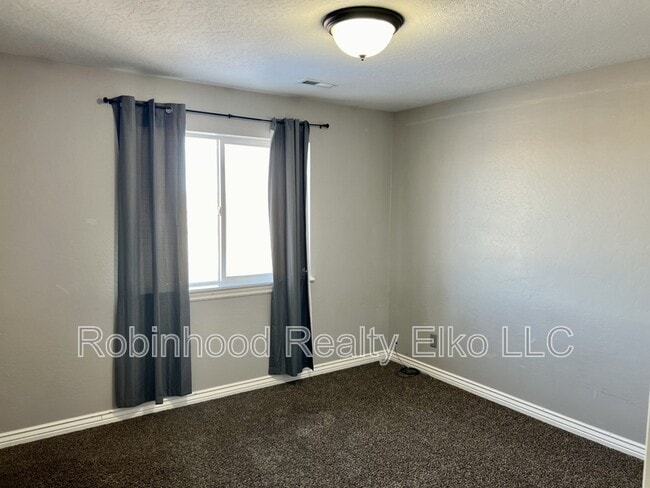 Building Photo - 758 Parkridge Pkwy