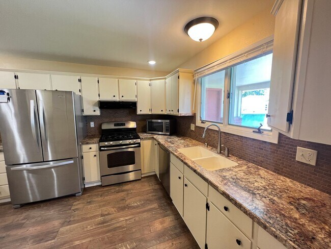 Building Photo - 5 bedroom 3 bathroom home for rent